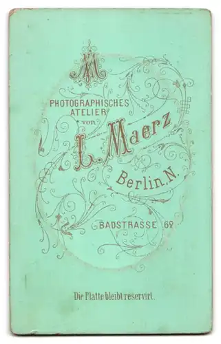 Fotografie L. Maerz, Berlin, Badstr. 62, Portrait charmanter junger Mann mit Schnurrbart