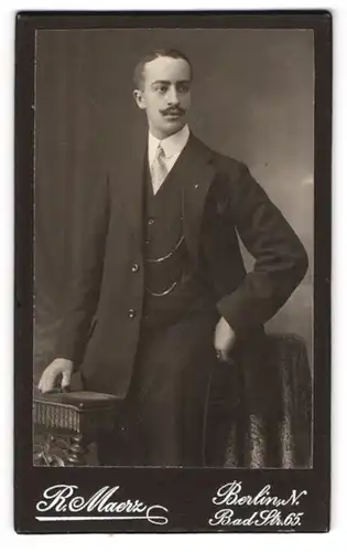 Fotografie R. Maerz, Berlin, Bad Str. 65, Portrait charmanter junger Mann mit Schnurrbart im Anzug