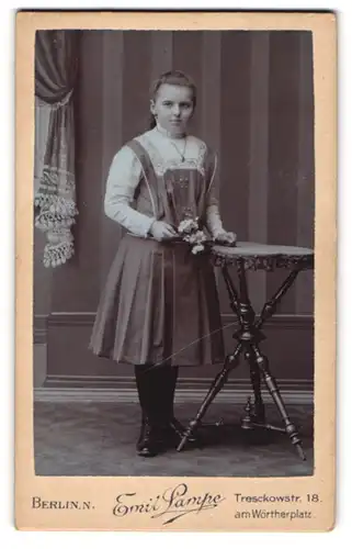 Fotografie Emil Lampe, Berlin, Tresckowstr. 18, Portrait bildschönes Mädchen im Kleid am Tisch stehend