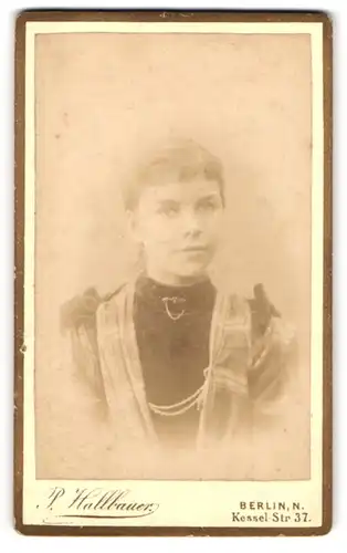 Fotografie P. Hallbauer, Berlin, Kesselstr. 37, Portrait bildschöne junge Frau mit Brosche am Blusenkragen
