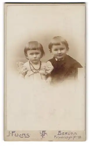 Fotografie J. Fuchs, Berlin, Friedrichstr. 108, Portrait niedliches blondes Kinderpaar in hübscher Kleidung