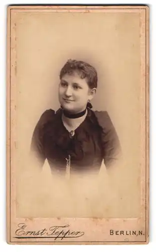 Fotografie Ernst Tepepr, Berlin, Chausseestr. 28, Portrait charmant lächelndes Fräulein mit Halsschmuck