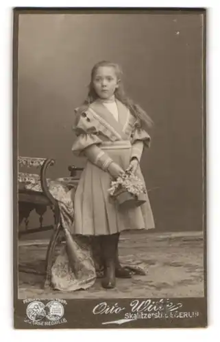 Fotografie Otto Witte, Berlin, Skalitzerstr. 54, Portrait niedliches Mädchen im Kleid mit Blumenkorb in den Händen