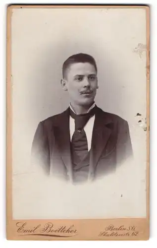 Fotografie Emil Boettcher, Berlin, Skalitzerstr. 62, Portrait charmanter junger Mann mit Schnurrbart