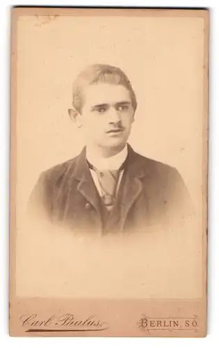 Fotografie Carl Paulus, Berlin, Adalbertstr. 67, Portrait blonder junger Mann im Jackett
