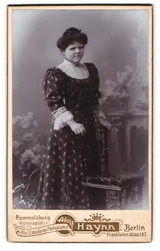 Fotografie Adolf Haynn, Berlin, Frankfurter Allee 197, Portrait dunkelhaarige junge Frau im gerüschten Kleid