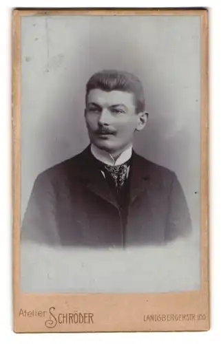 Fotografie Atelier Schröder, Berlin, Landsbergerstr. 100, Portrait charmanter junger Mann mit Schnurrbart