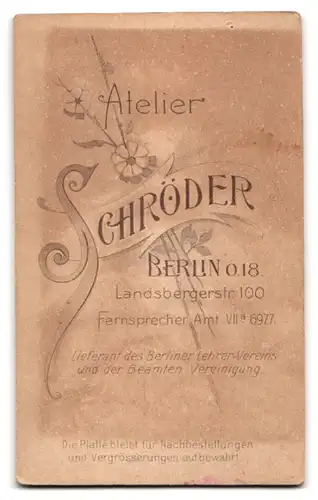 Fotografie Atelier Schröder, Berlin, Landsbergerstr. 100, Portrait charmanter junger Mann mit Schnurrbart