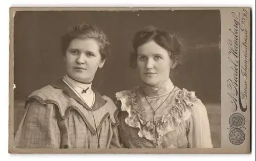 Fotografie A. Bartel, Hamburg, Grosse Johannisstr. 23 /25, Portrait zwei hübsche Damen in eleganten Kleidern