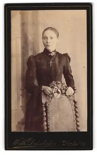 Fotografie Wilh. Duisdieker, Bünde i. W., Portrait bildschönes Fräulein mit Brosche und eleganter Halskette