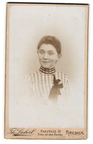 Fotografie Th. Liebert, Bremen, Fehrfeld 61, Portrait bildschönes Fräulein mit Schleife an der karierten Bluse