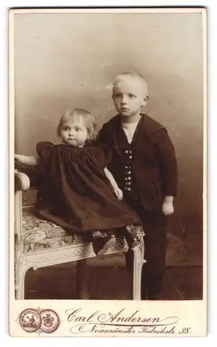 Fotografie Carl Andersen, Neumünster, Fabrikstr. 38, Portrait niedliches blondes Kinderpaar in hübscher Kleidung