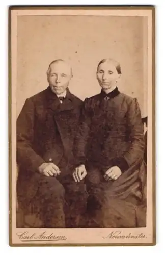 Fotografie Carl Andersen, Neumünster, Portrait eines elegant gekleideten Paares