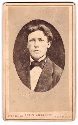 Fotografie Chr. Petersen, Rendsburg, Prinzessinstr. 403, Portrait charmanter junger Mann mit Fliege im Jackett