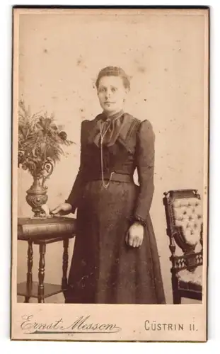 Fotografie Ernst Messen, Cüstrin, Landsbergerstr. 4, Portrait schöne junge Frau im prachtvollen Kleid