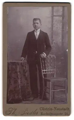 Fotografie Th. Siedler, Cüstrin-Neustadt, Rackelmannstr. 16, Portrait junger stattlicher Mann im Anzug