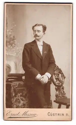 Fotografie Ernst Messow, Cüstrin, Landsbergerstr. 4, Portrait junger stattlicher Mann mit Zwicker und Schnurrbart