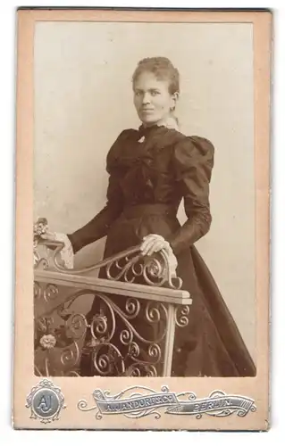 Fotografie A. Jandorf, Berlin, Belle-Alliance-Str. 1, Portrait lächelnde junge Frau im prachtvollen Kleid