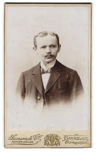 Fotografie Samson & Co., Hannover, Ernst-August-Platz 5, Portrait charmanter junger Mann mit Schnurrbart