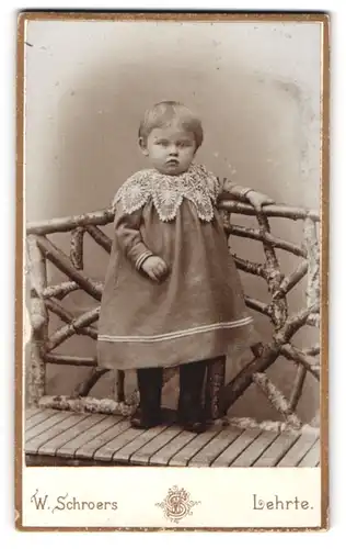 Fotografie W. Schroers, Lehrte, Sedanstr. 9, Portrait blondes Mädchen im niedlichen Kleidchen