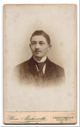 Fotografie Herm. Mackenroth, Linden-Hannover, Deisterstr. 1, Portrait charmanter junger Mann mit Krawatte im Jackett