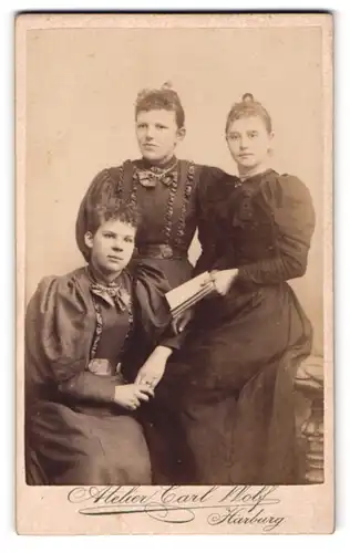 Fotografie Carl Wolf, Harburg, Am Kriegerdenkmal, Portrait drei schöne junge Frauen in eleganten Kleidern