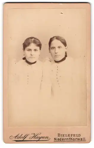 Fotografie Adolf Haynn, Bielefeld, Niederthorwall, zwei brünette junge Frauen in eleganten Kleidern