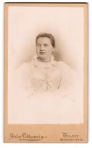 Fotografie Atelier Littuania, Tilsit, Mittelstr. 15, Portrait charmante junge Frau im prachtvoll gerüschten Kleid