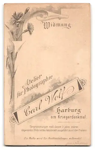 Fotografie Carl Wolf, Harburg, Am Kriegerdenkmal, Portrait eines elegant gekleideten Paares