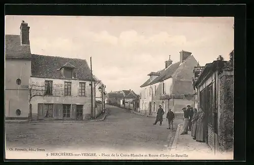 AK Berchères-sur-Vesgre, Place de la Croix-Blanche et Route d`Ivry-la-Bataille