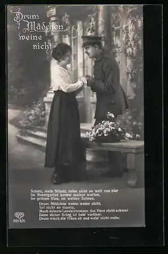 AK Drum Mädchen weine nicht, Schatz mein Schatz reise nicht so weit..., Soldat in Uniform mit Frau, Soldatenliebe