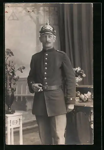 Foto-AK Soldat in Uniform mit bayerischer Pickelhaube und Zigarette, Uniformfoto