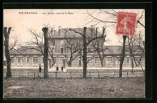 AK Ris-Orangis, les Ecoles, coté de la Place