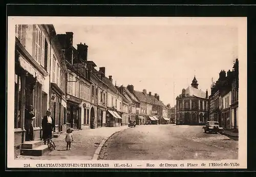 AK Châteauneuf-en-Thymerais, Rue de Dreux et Place de l`Hôtel-de-Ville