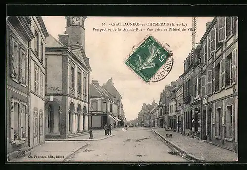 AK Châteauneuf-en-Thymerais, Perspective de la Grande-Rue, Vue prise de l`Hôtel de Ville