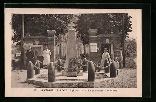 AK La Chapelle-Royale, Le Monument aux Morts