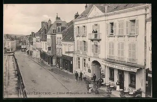 AK Nogent-le-Rotrou, l'Hotel du Dauphin et la Rue Charronnerier