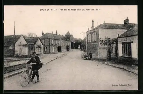 AK Jouy, Vue sur la Place prise du Pont-sur-l'Eure