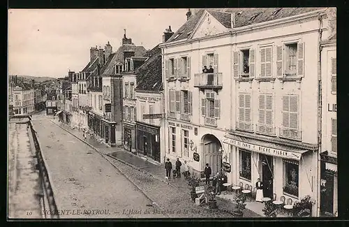 AK Nogent-le-Rotrou, l'Hotel du Dauphin et la Rue Charroniterie
