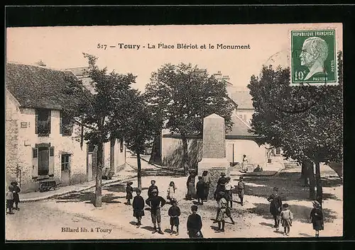 AK Toury, la Place Blériot et le Monument