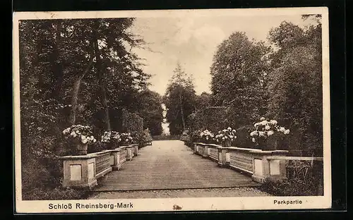 AK Rheinsberg / Mark, Parkpartie am Schloss
