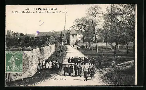 AK Le Puiset, la Place Madeleine et le vieux Chateau