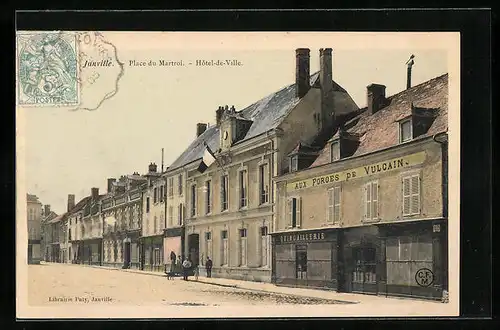 AK Janville, Place du Martroi, Hotel-de-Ville