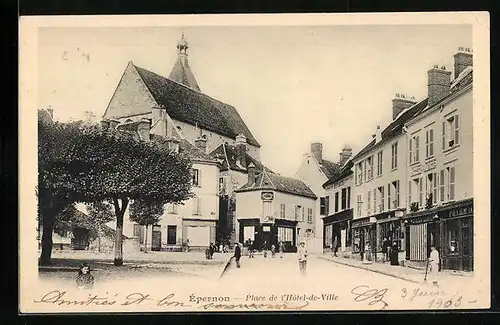 AK Épernon, Place de l'Hotel-de-Ville