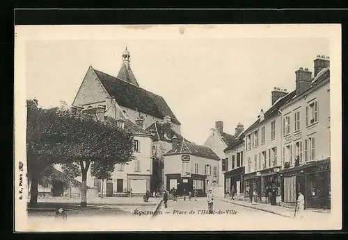 AK Épernon, Place de l'Hotel-de-Ville