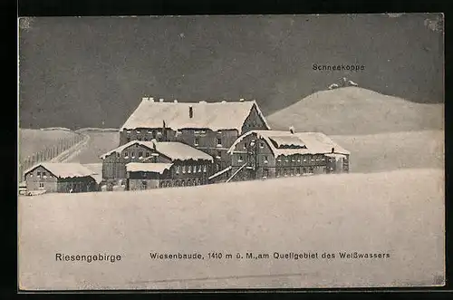 AK Wiesenbaude, schneebedeckte Gebäude am Quellgebiet des Weisswassers, Schneekoppe im Hintergrund