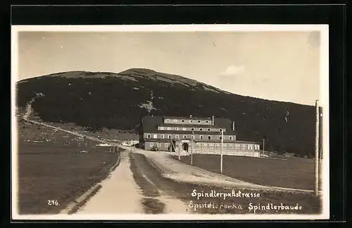 AK Spindlerbaude, Gesamtansicht mit Gebirgswand