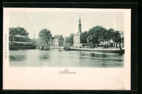 AK Alkmaar, Schiffe am Quai, Blick zum Kirchturm