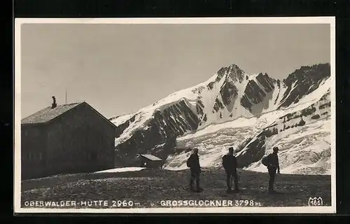 AK Oberwalder Hütte, Wanderer blicken auf das Massiv des Grossglockner