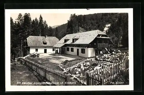 AK Kärntner Alpenjägerschutzhaus, Gäste sitzen im Garten